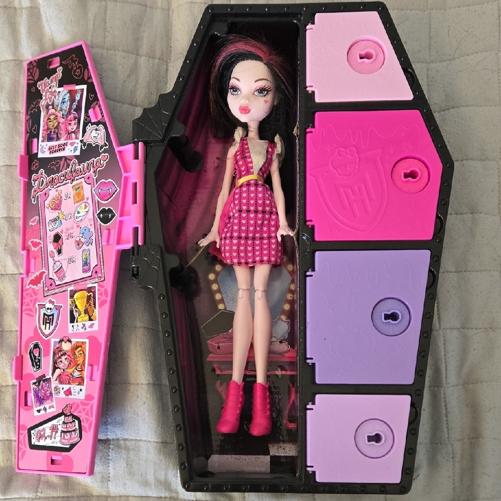 Monster High G1 Draculaura Coffin Carrying Case Doll 2013 – Original Outfit